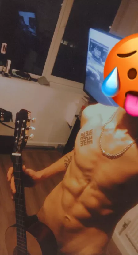 Want to see whats under the guitar?🔥♥️ Want to see whats under the guitar?🔥♥️