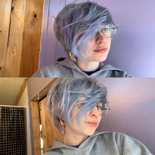 Wanted to show off my cool bird skull ear weights and messy hair lol💙