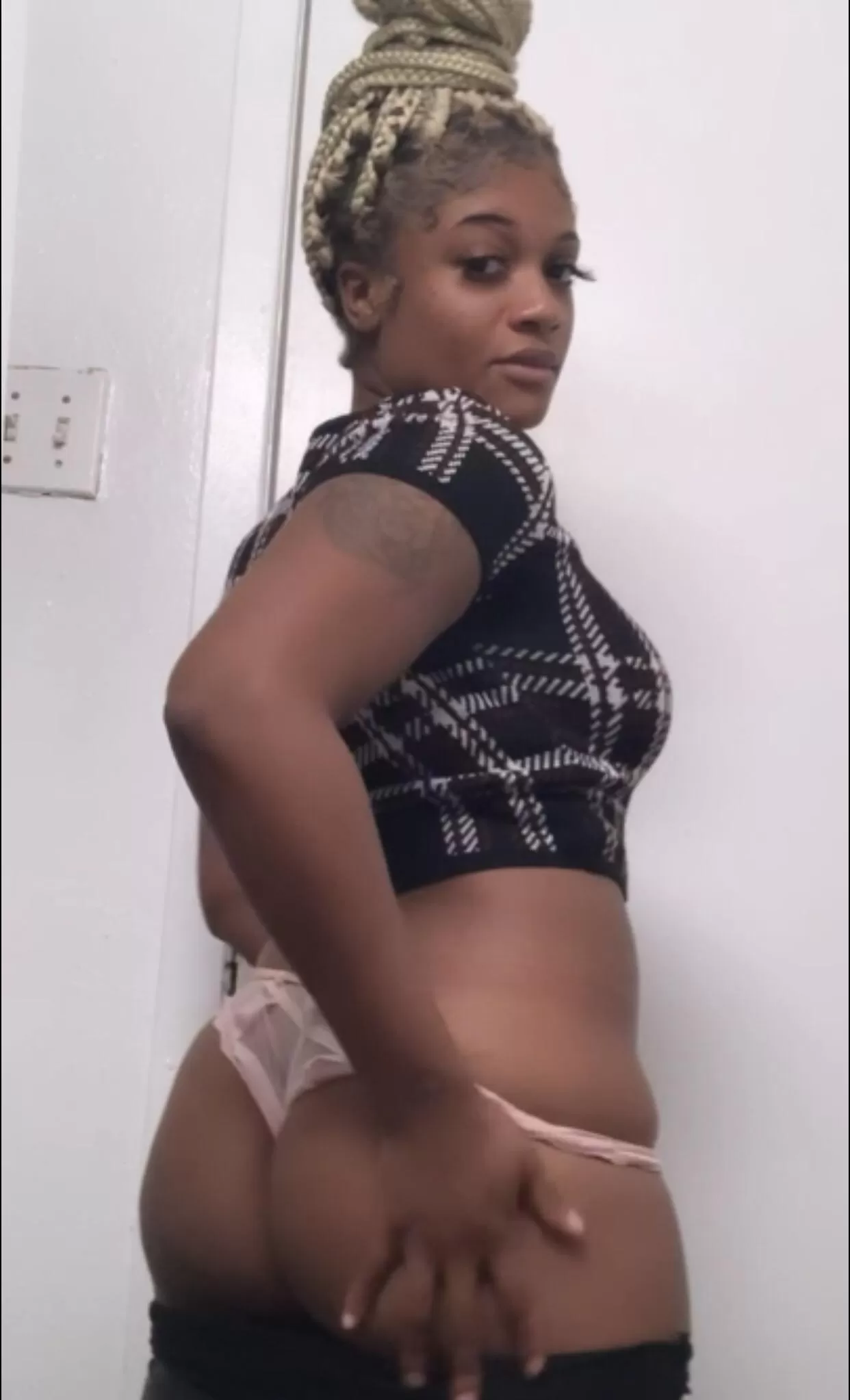 Was making me and my kids breakfast this morning and couldn’t stop twerking my n***** ass 😩 so I decided to show my superiors my fat worthless butt KIK// FineAssSub