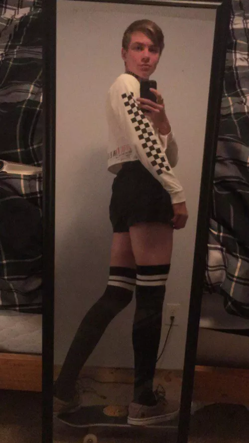 was practicing tricks and i saw myself in the mirror and was like DAM thats one flattering angle! was practicing tricks and i saw myself in the mirror and was like DAM thats one flattering angle!