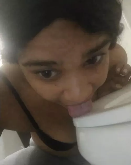 was told to lick my hotel seat toilet and post it 😩 just being the limitless n***** mom I’m told I am daily 👅 KIK// FineAssSub