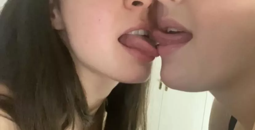 we love to makeout <3 (21F/24F) we love to makeout <3 (21F/24F)
