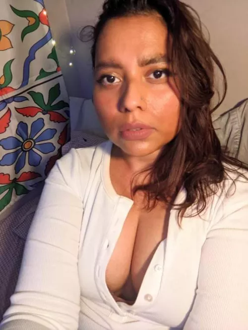 We on a date and I unbutton my shirt like this at the restaurant table, wyd next?