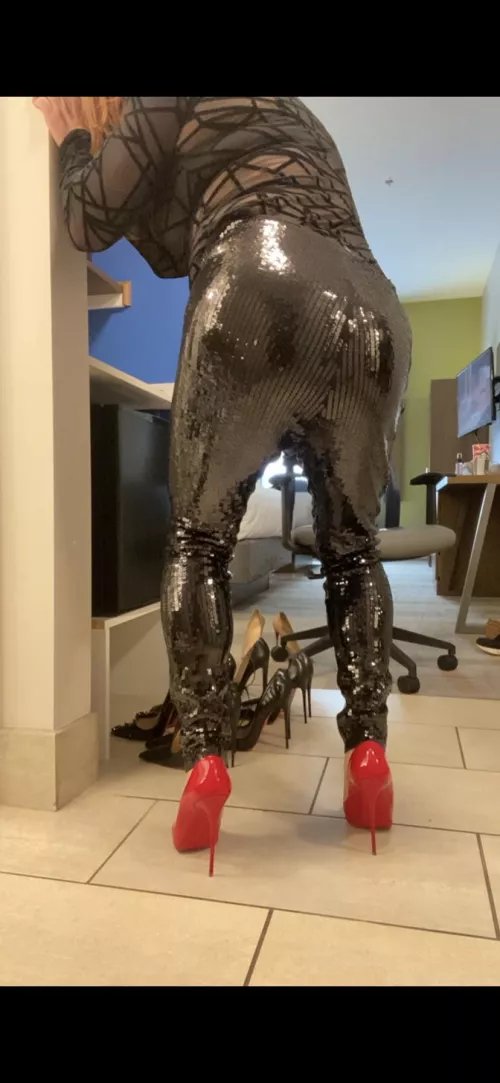 Wearin my FUCK ME hard Red 5 in Louboutin SoKate….WHO wants to fuck my tight pussy??