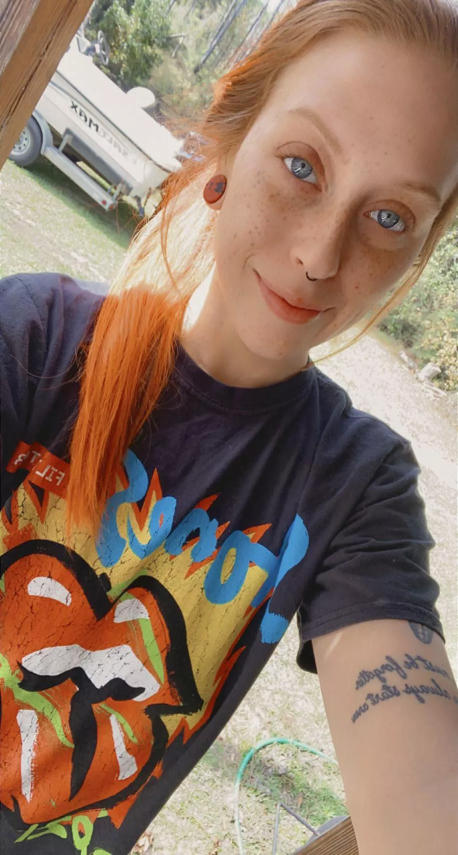wearing my souvenir tee š i wake & i bake š„° everyone have a fantastic day!! wearing my souvenir tee š i wake & i bake š„° everyone have a fantastic day!!