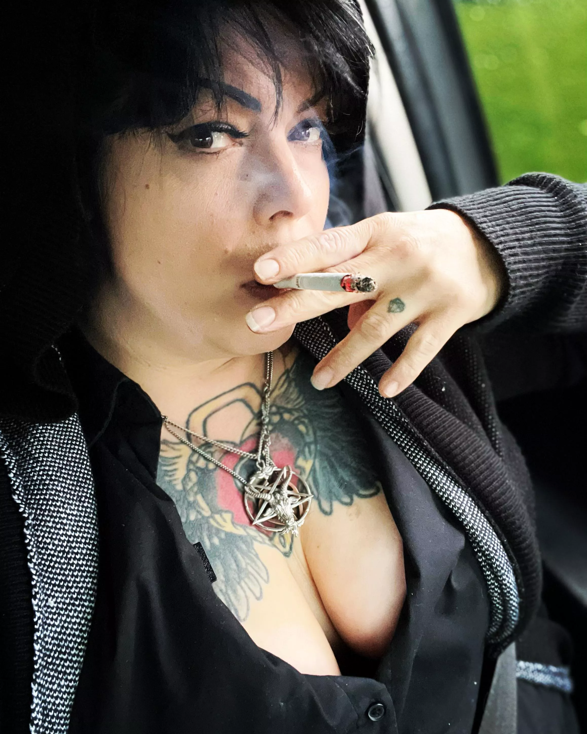 Wednesday is gray…💋🚬🔥 Wednesday is gray…💋🚬🔥