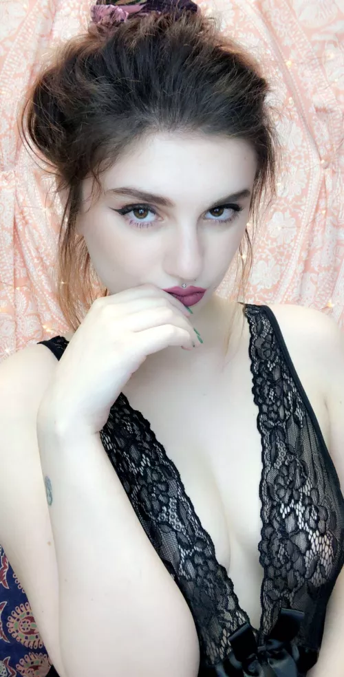 ? Wednesdays! visit my profile pinned post to reach me out Show:Smoke sesh, strip tease , massage feet w/lotion , double penetration w/toys cum with but plug and wand style vibrator ? haven't cum in a days! Really excited to be back.