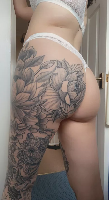 Well hello there 💋 5 more days until my birthday which means 5 more days that my page is on sale 🤫❤️ Well hello there 💋 5 more days until my birthday which means 5 more days that my page is on sale 🤫❤️