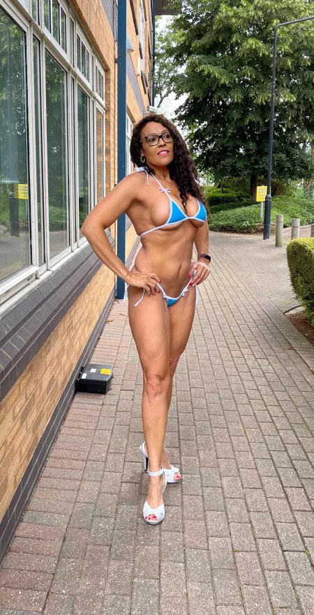 Well it is public exposure when there’s people in the office which I didn’t spot before taking this picture. Welcome to my YouTube channel.