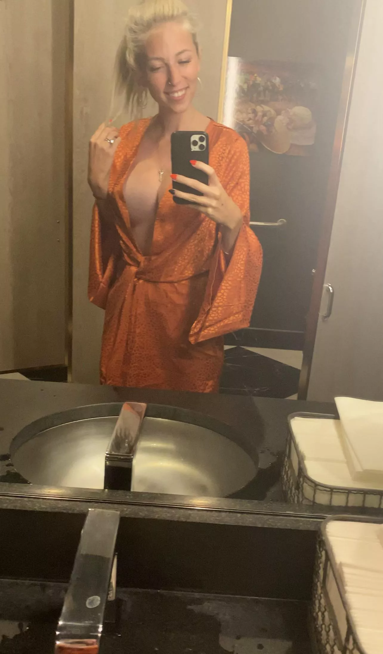 Went into the bathroom at the restaurant to freshen up 💋