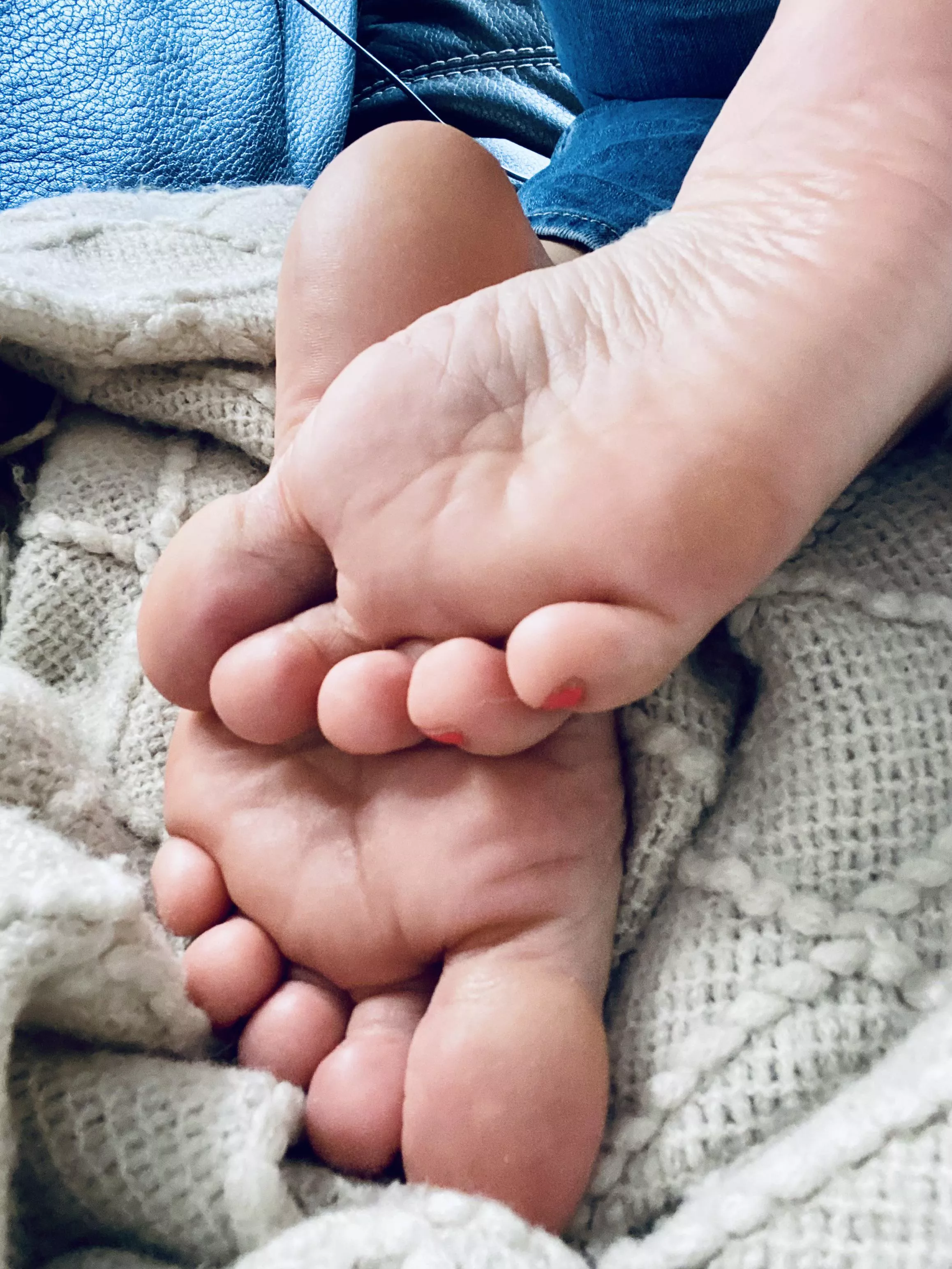 What do you prefer? The soles or the toes? 😍