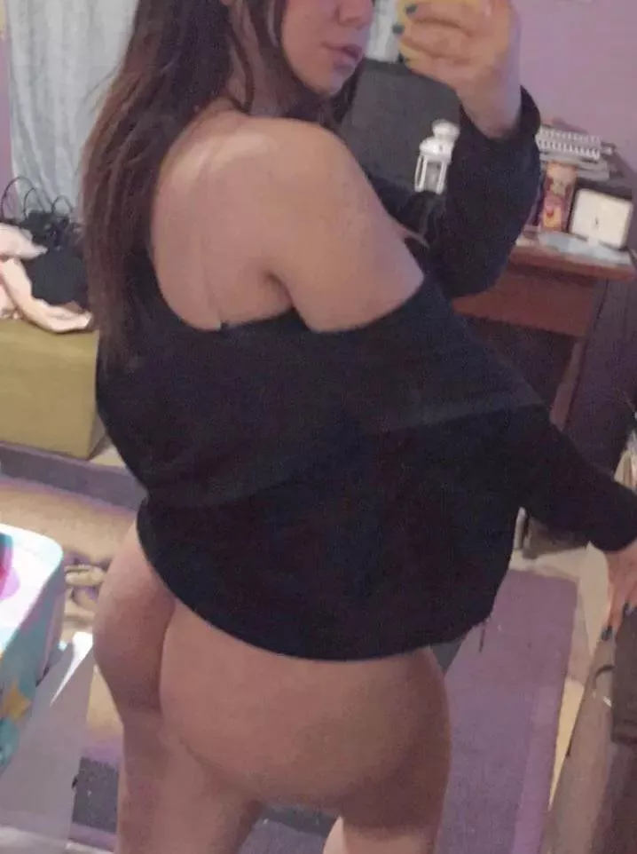 What do you think of her ass 🍑 What do you think of her ass 🍑