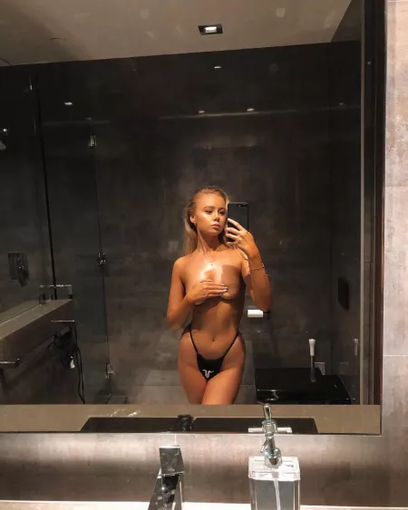What do you think of my bathroom selfie? 🖤 What do you think of my bathroom selfie? 🖤