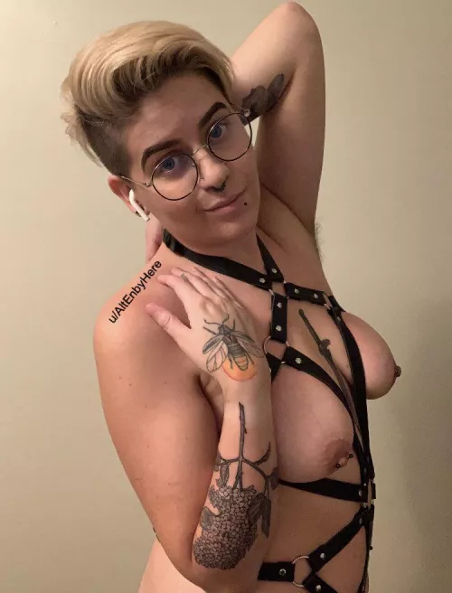 What do you think of my new body harness and tattoos 😈 [28, Trans non-binary]