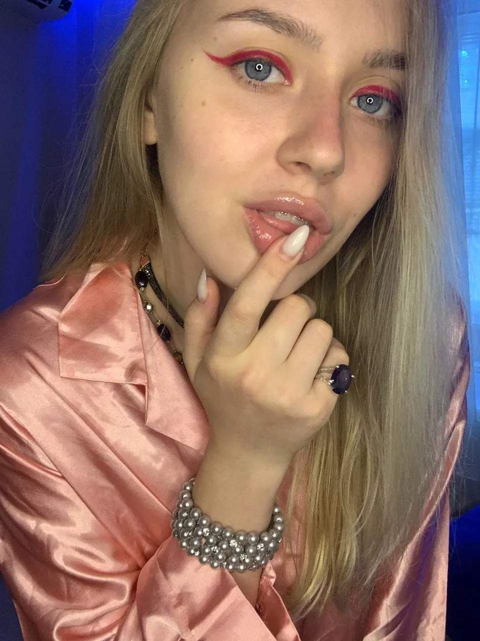 What do you think of my shirt, I think this color suits me