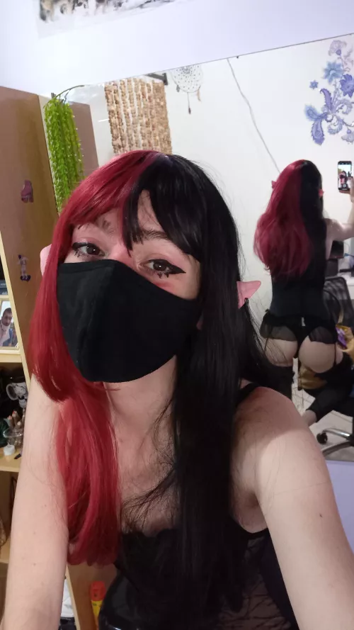 What is that in the mirror? 👉🏻👈🏻