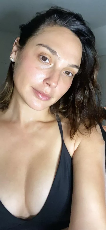 What would you do if Gal Gadot walked into your room looking like this ? What would you do if Gal Gadot walked into your room looking like this ?