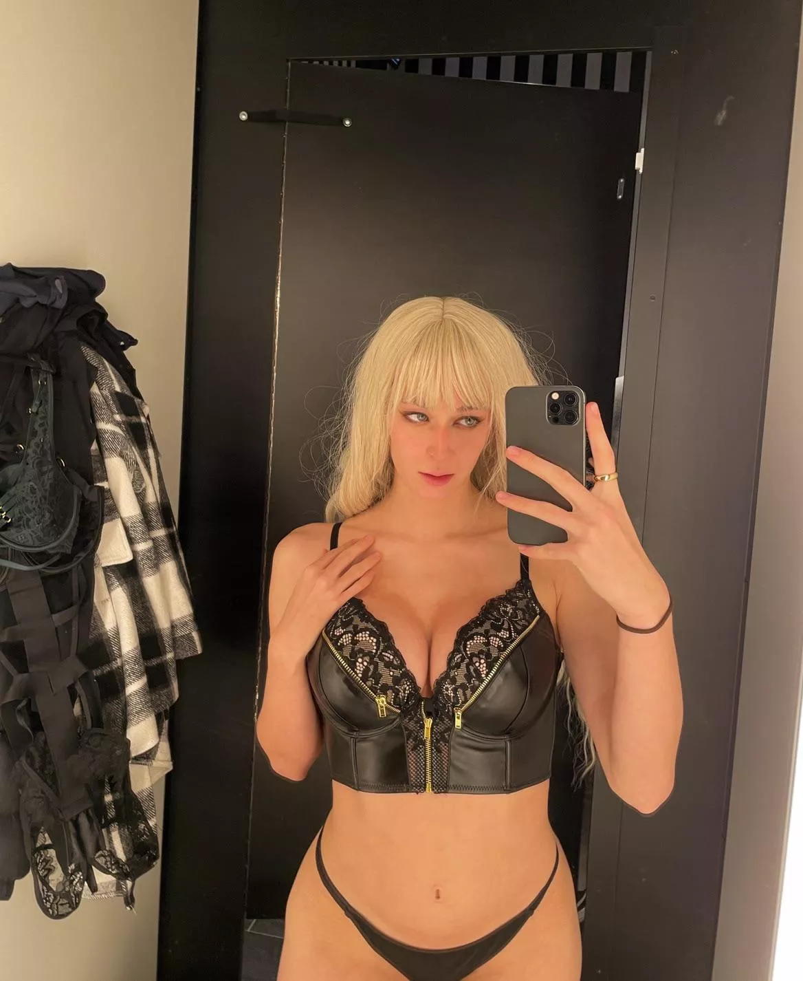 What would you do if you caught me in the locker room like that 😌