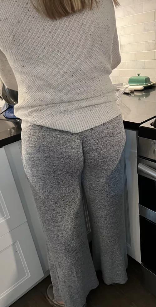 What’s better than a perfect milf ass, and not expecting a baby bump and perky full tits when she turns around? Milfs, bikinis, preggo to front.