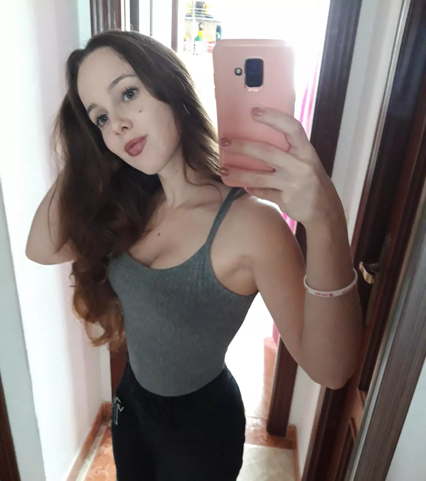 Whats the first thing you notice on this picture? Whats the first thing you notice on this picture?