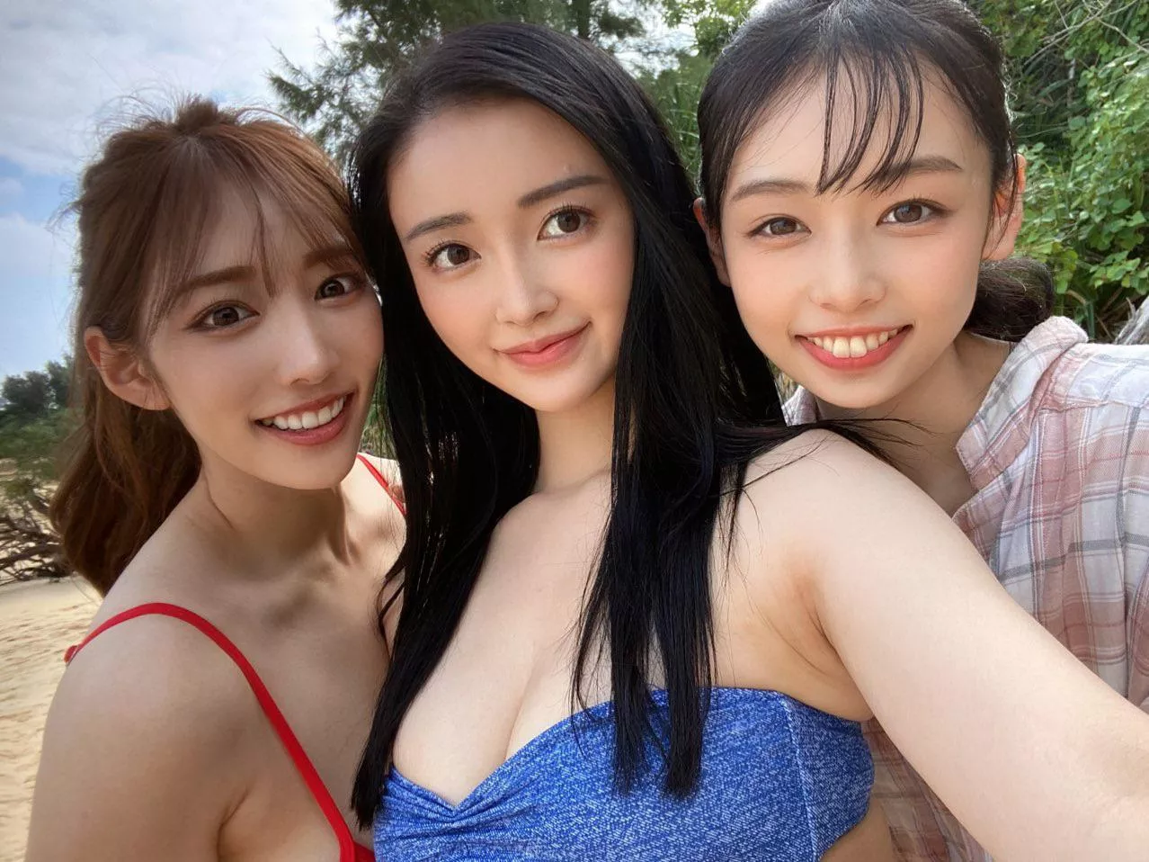 What’s the name of the girls in this image please.