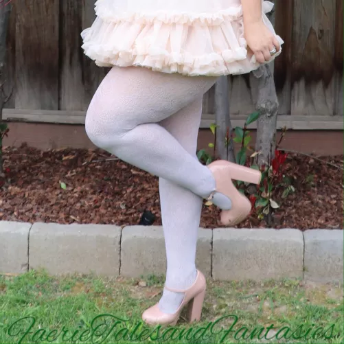 Whatβs your favorite tights combination? Do you like them with heels? Under dresses? Peeking out from the top of high boots? Do you prefer just the long line uninterrupted?