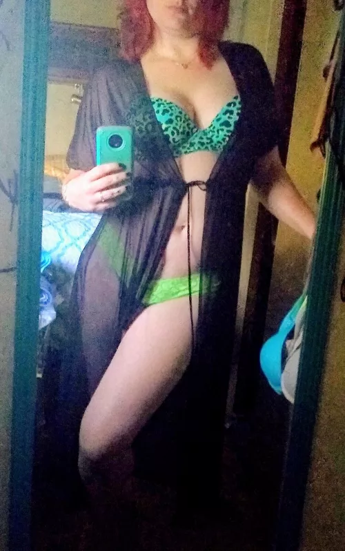 When hubby's away, wifey wants to play. π 32f