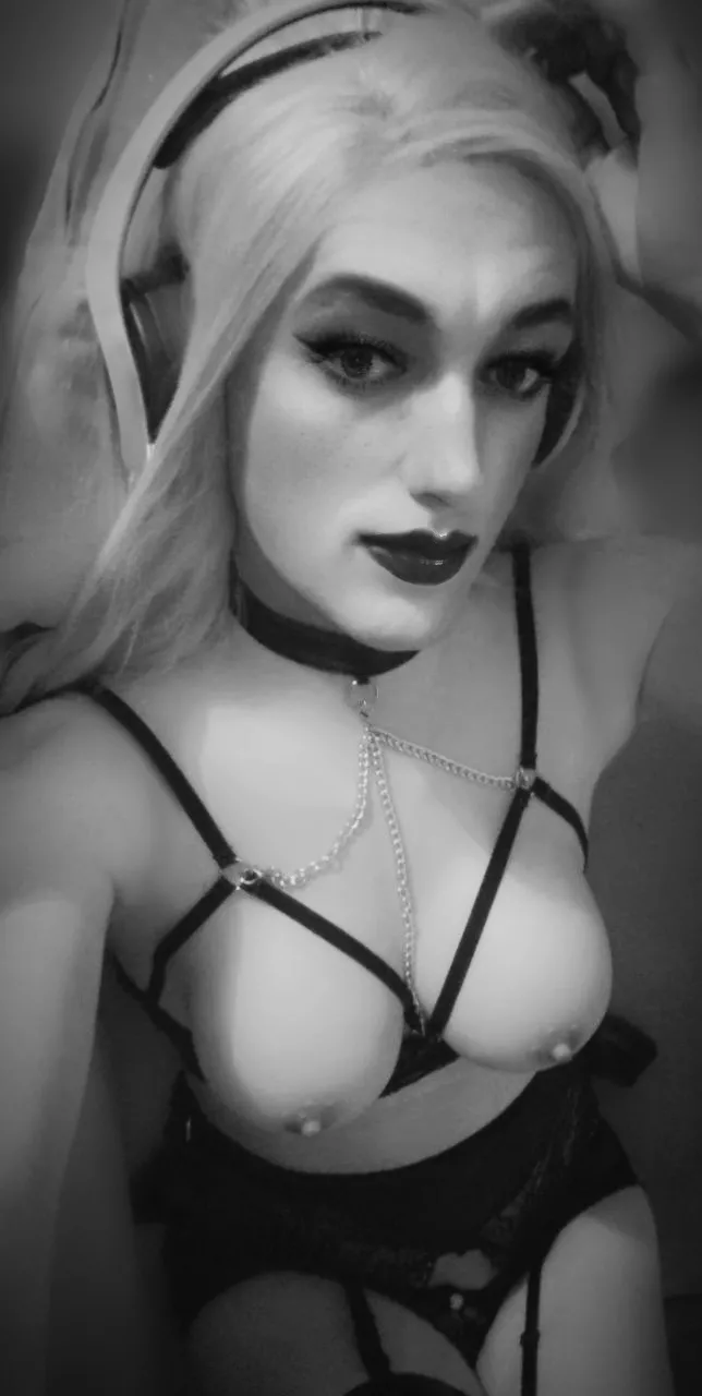 When I'm not trying to trap all you hung guys, I'm actually a gamer chick 🤭