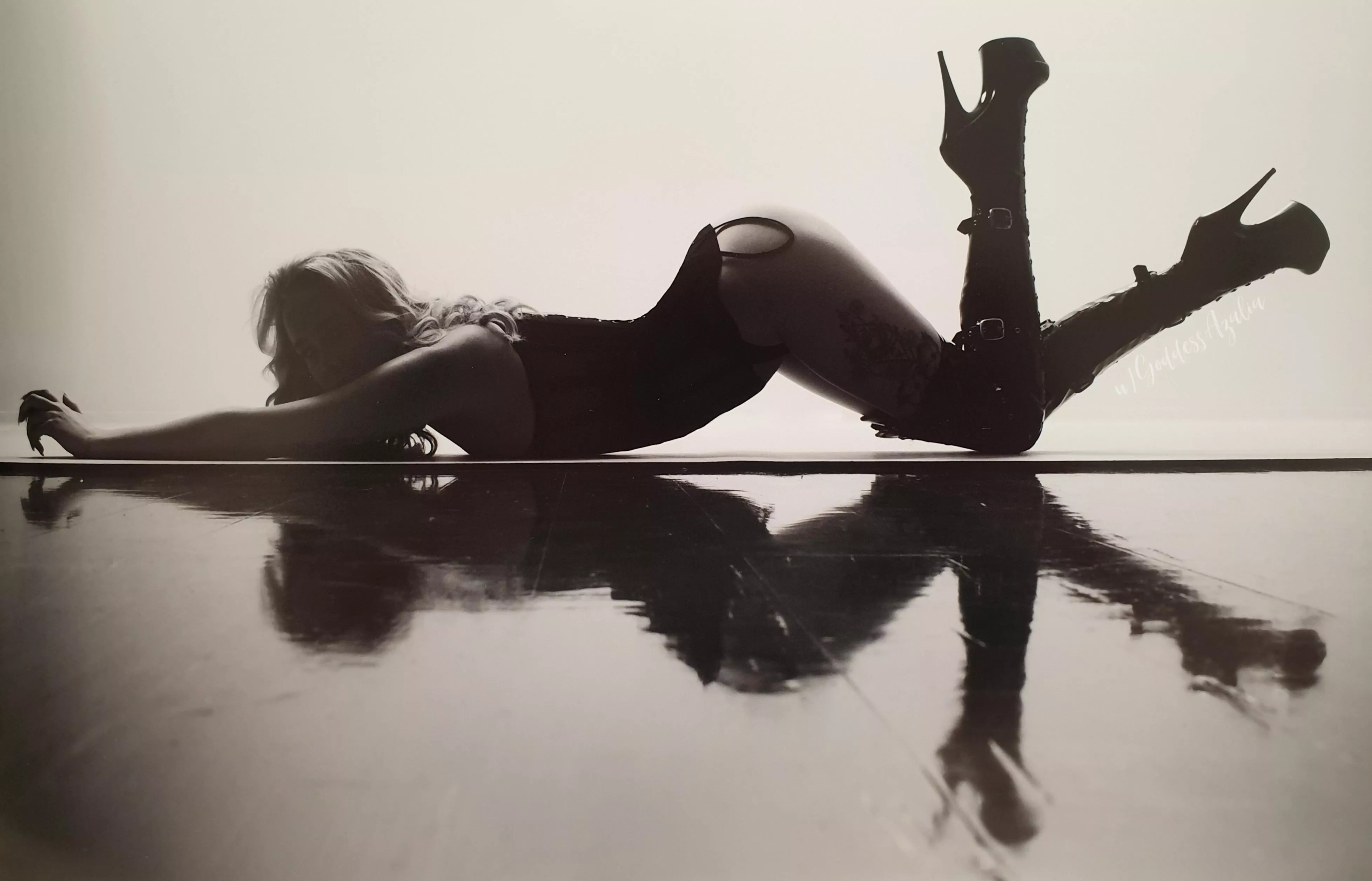 When you go to sleep tonight, you’ll be dreaming of me in these thigh high boots 💭