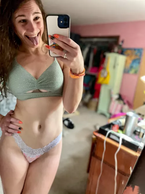When your bra serves underboob for you When your bra serves underboob for you