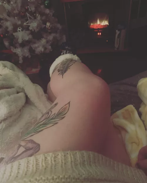 When you’re sick as fuck but you realize you look quite cute with no pants but cozy socks 🧦 Someone fly ✈️ here to take care of meeeeeee