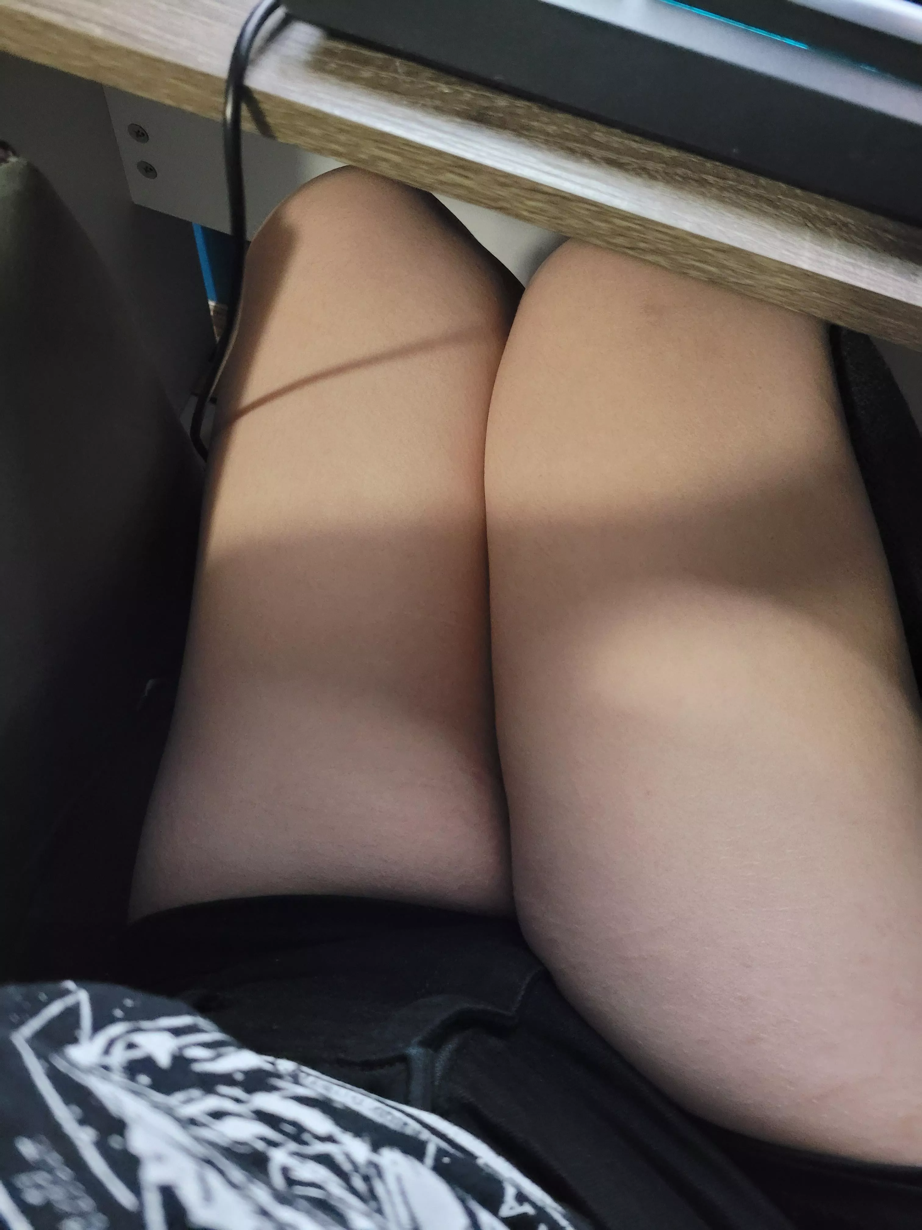 Where do people sell thigh pics? Where do people sell thigh pics?
