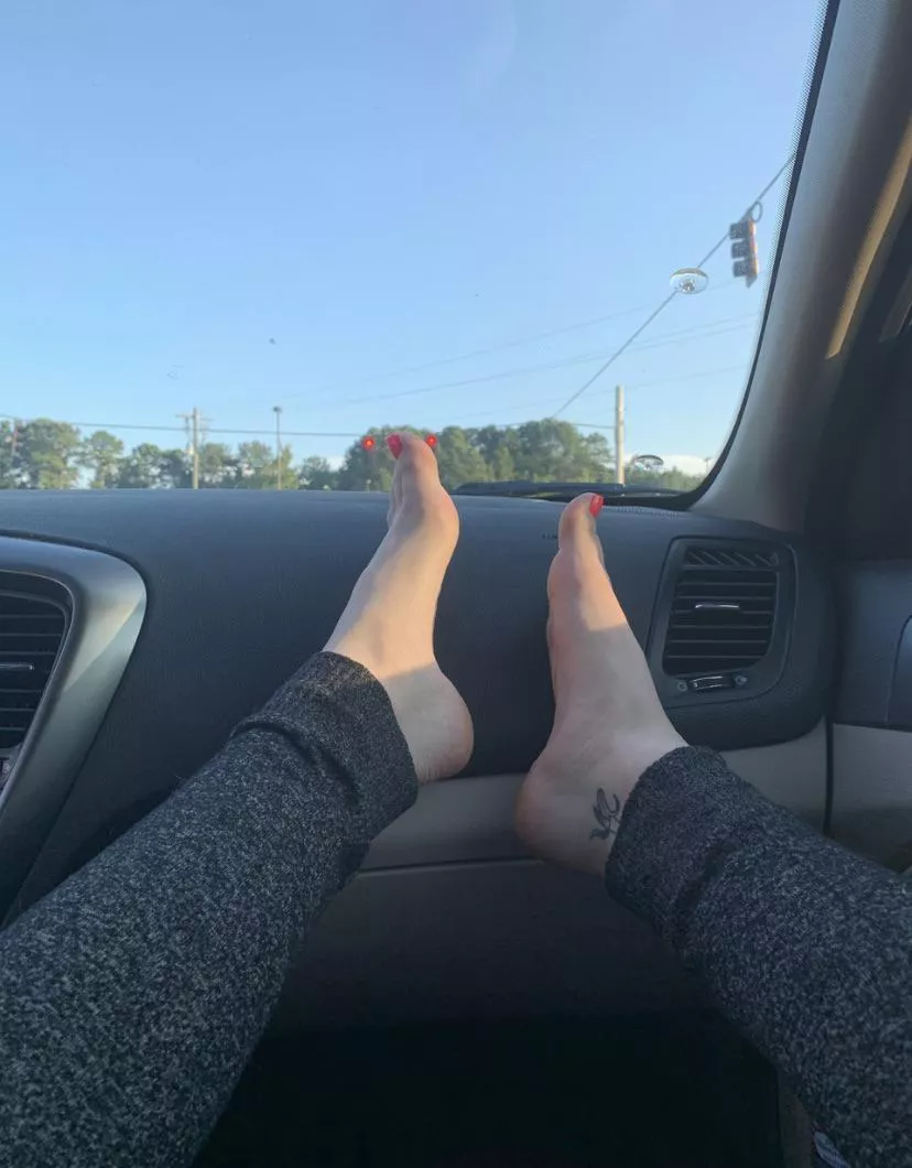 where is them feet lovers at ? where is them feet lovers at ?