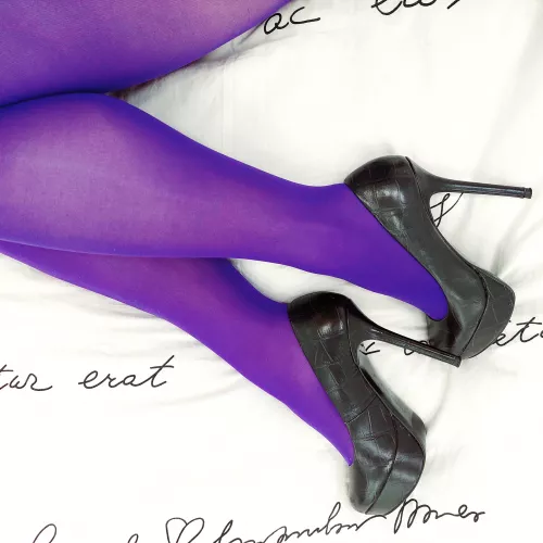 Which color of heels will fit those purple pantyhose? πΆ