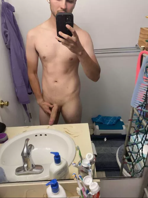 Which slutty milf wants to come over and play with me while my girlfriend is at work?ππ