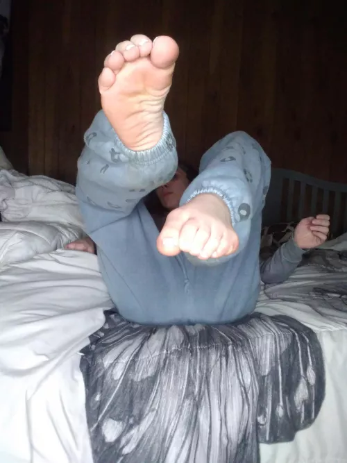 White nails and scrunched somes3 White nails and scrunched somes3