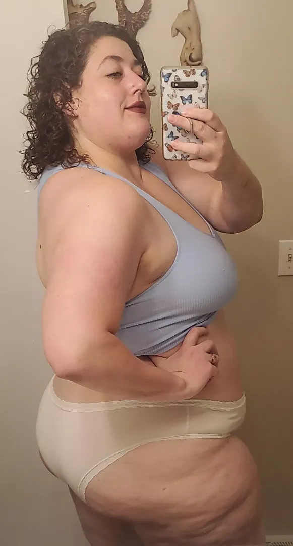 White panties are the sexiest, especially when they get wet 💦 [f]