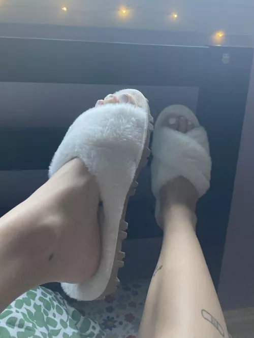 white toes and fluffy slippers 🥵 white toes and fluffy slippers 🥵
