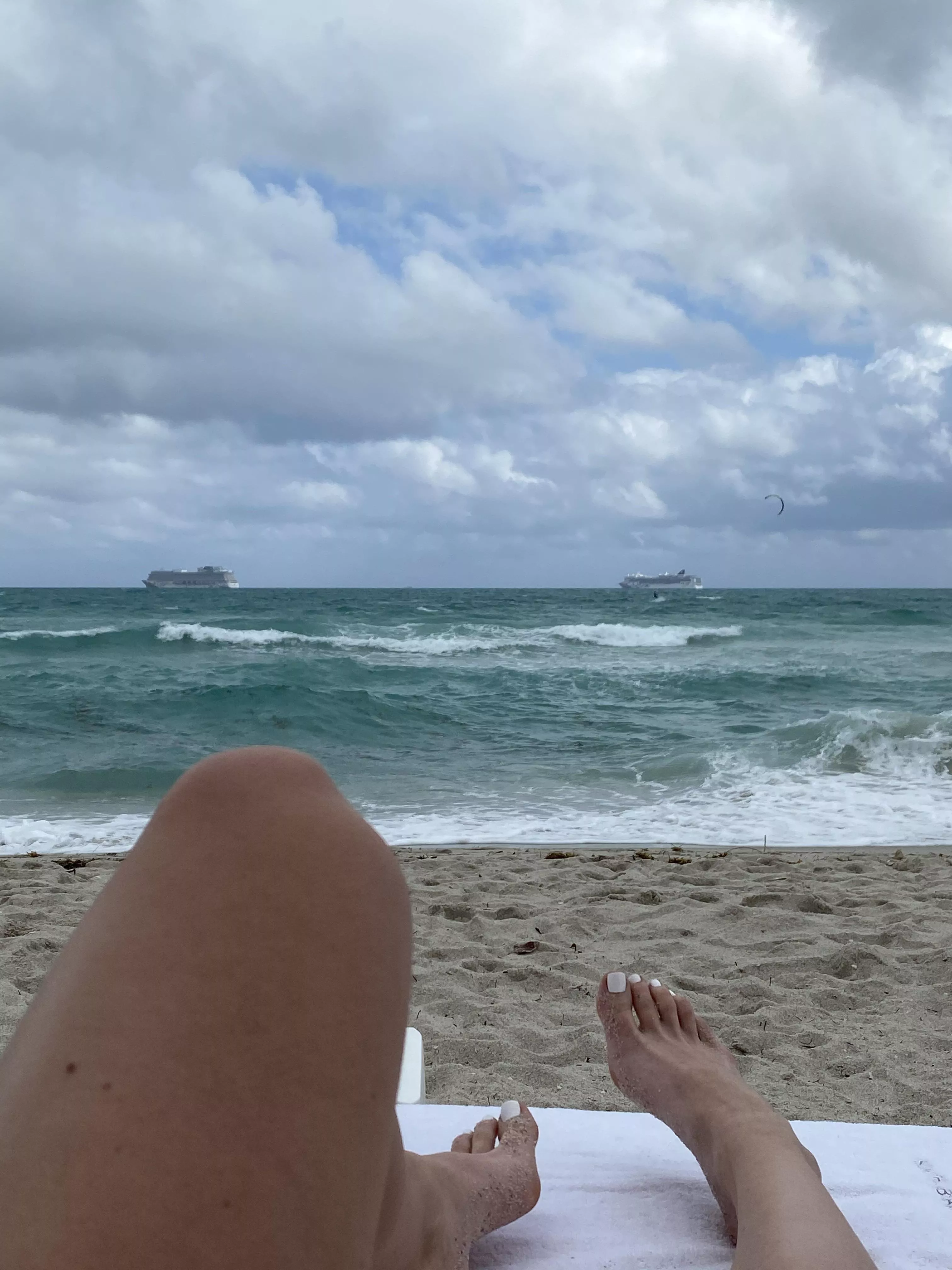 White toes in Miami ;) White toes in Miami ;)