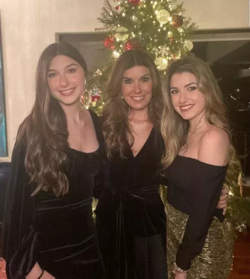 Who do you kiss, who do you eat out and who do you fuck in pussy? (Doesnβt have to be different)