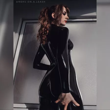 Who doesn't like a lil' shiny latex bootay?š Picture by @mai.captures šø