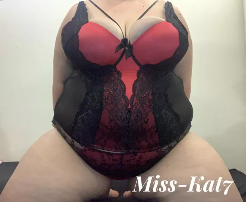 Who doesn’t love a girl in red and black ❤️ Who doesn’t love a girl in red and black ❤️