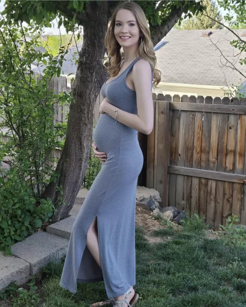 Who doesnβt love a pregnant girl in a dress