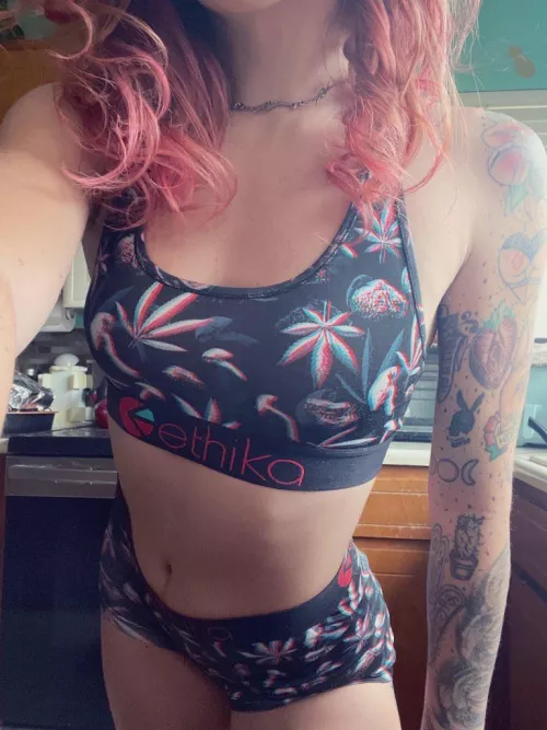 Who doesnt love watching hot, tattooed girls, work it at the gym ?!?💕 💪🏻 💙 OF@anaxxxmarie