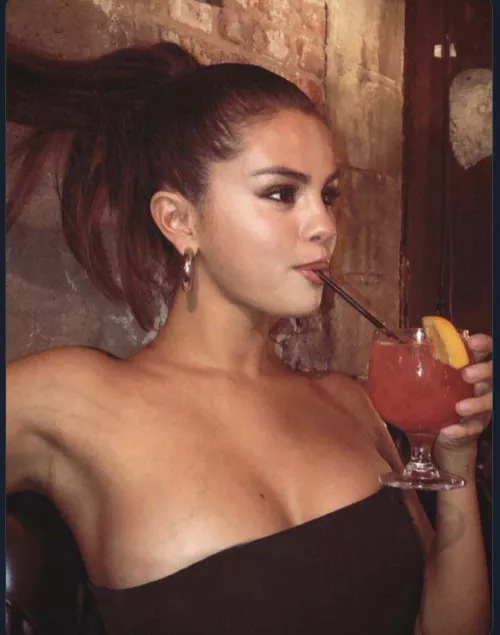 Who else would love to drink Selena Gomez’s milk from her tits Who else would love to drink Selena Gomez’s milk from her tits