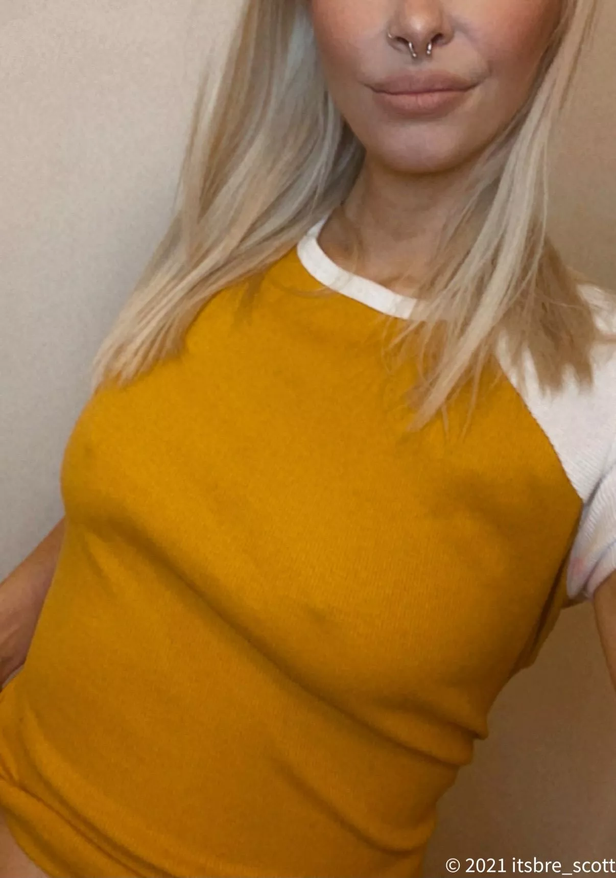 Who here appreciates smaller chests with no bras? 💗