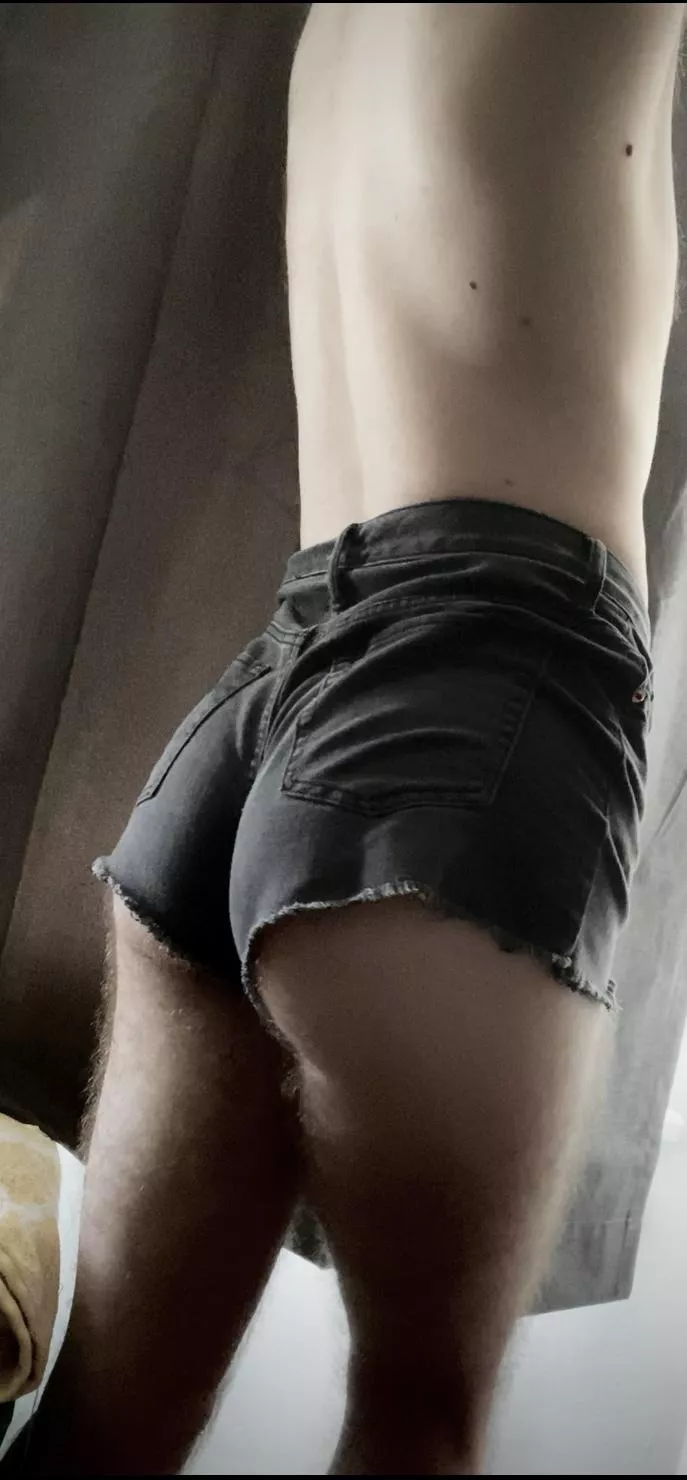 Who here likes guys in short shorts? Who here likes guys in short shorts?