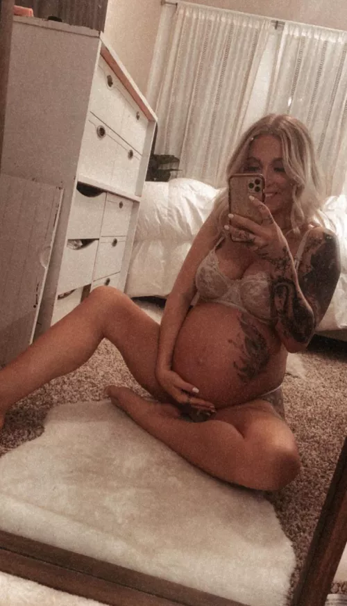 Who here loves my sexy pregnant body?