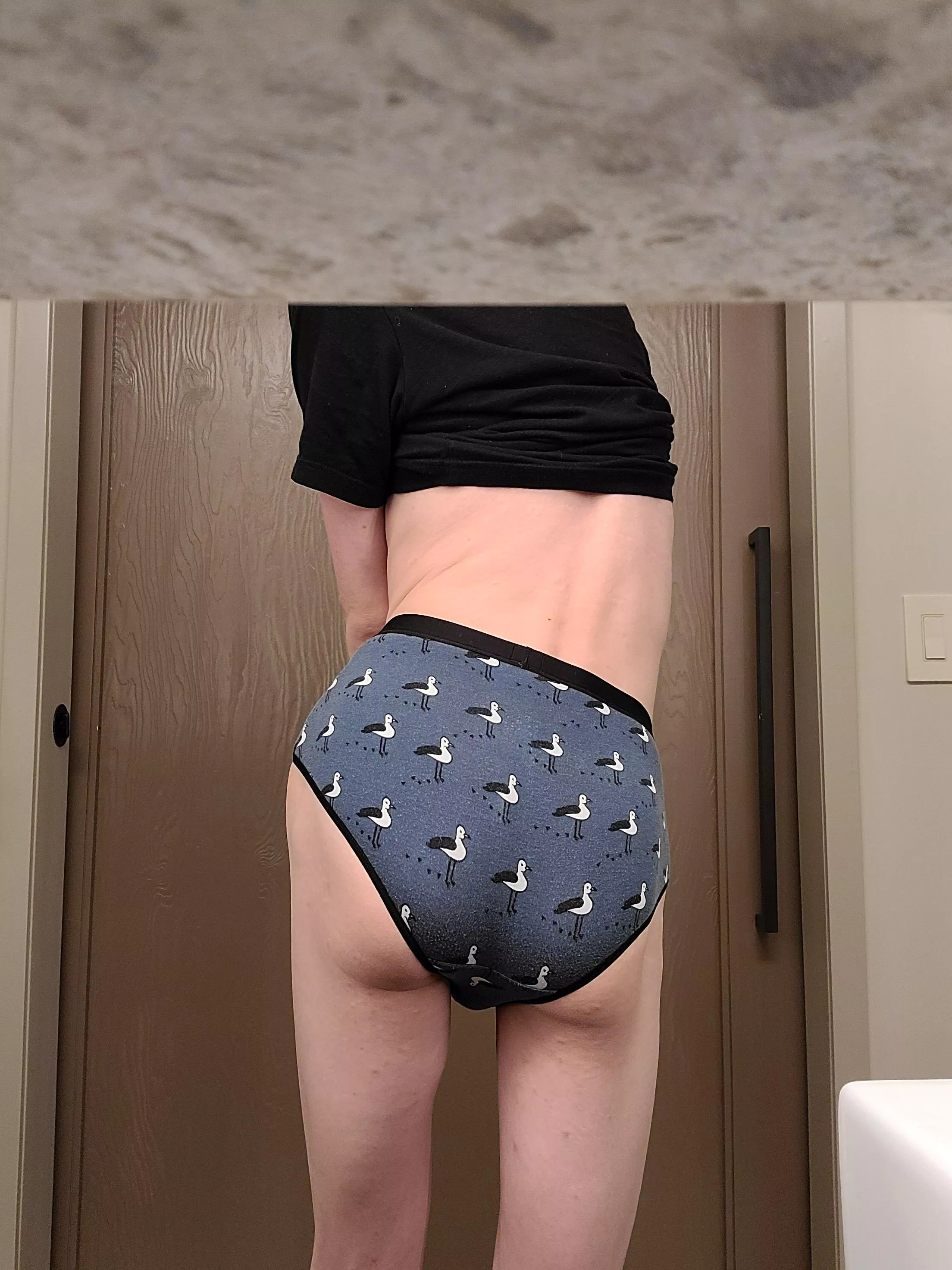 Who is gonna come use this femboy at Disney World?! Who is gonna come use this femboy at Disney World?!