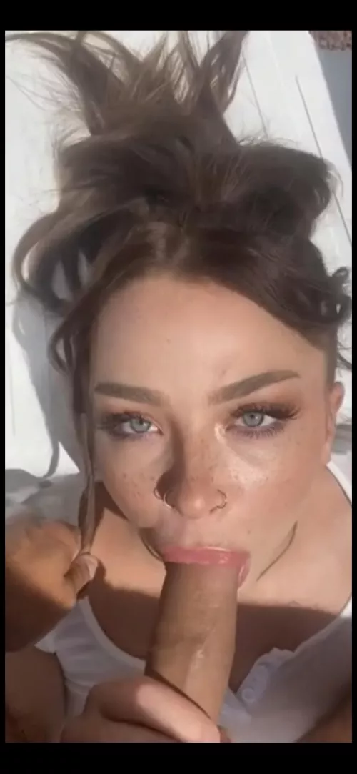 WHO IS SHE? ๐๐ฉ๐ฉ